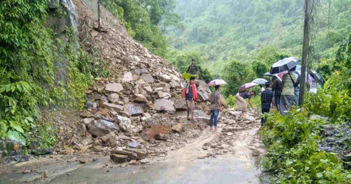 দেশজুড়ে টানা বর্ষণে আরও পাহাড় ধসের শঙ্কা