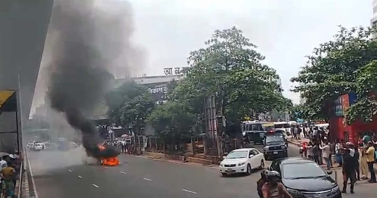 ফার্মগেটে চলন্ত গাড়িতে আগুন, অল্পের জন্য রক্ষা