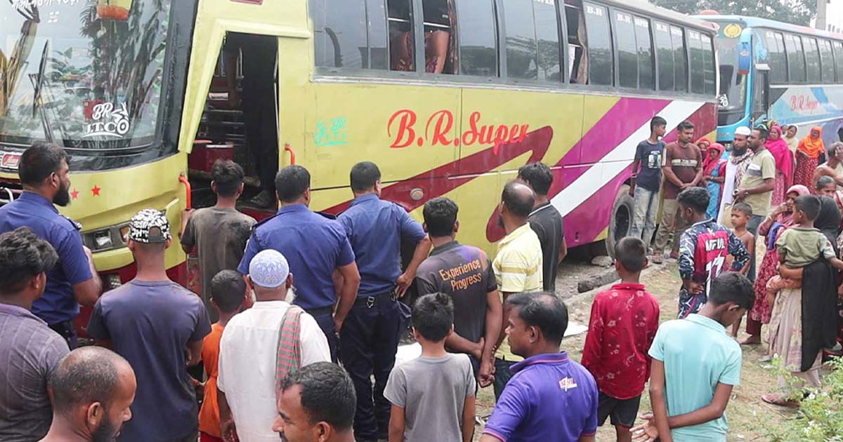 নওগাঁয় বাসের ভেতর মিলল যুবকের মরদেহ