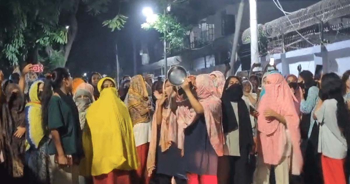 ইডেন কলেজে রাজনীতিমুক্ত ক্যাম্পাসের দাবিতে রাতভর বিক্ষোভ