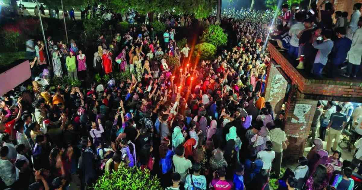 মশাল মিছিলে ফুঁসে উঠেছে জাহাঙ্গীরনগর বিশ্ববিদ্যালয়