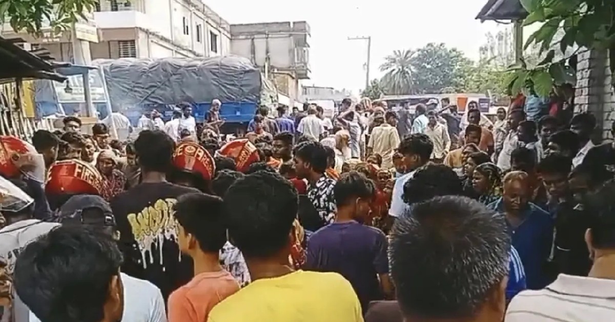 কৌতূহলবশত দুর্ঘটনাস্থলে গিয়ে মিলল ছেলের মরদেহ, জ্ঞান হারালেন মা