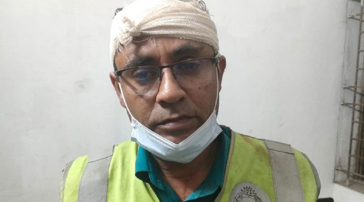 সড়কে উঠতে বাধা, ট্রাফিক পুলিশের মাথা ফাটালেন অটোরিকশা চালক