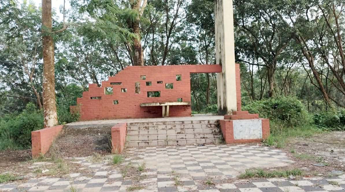 অযত্নে-অবহেলায় বাহুবলের ফয়জাবাদ বধ্যভূমি, রাতে মাদকসেবীদের আড্ডার অভিযোগ