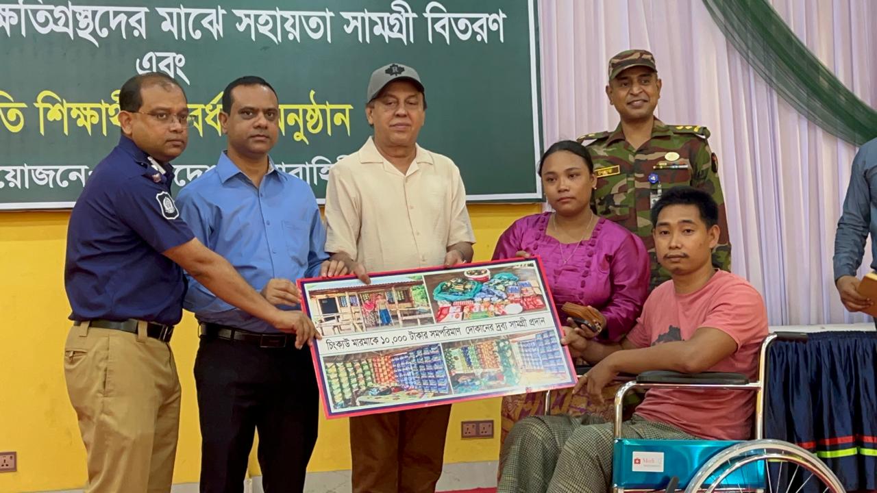 খাগড়াছড়ির গুইমারায় সহিংসতায় ক্ষতিগ্রস্থদের মাঝে সহায়তা সামগ্রী বিতরণ