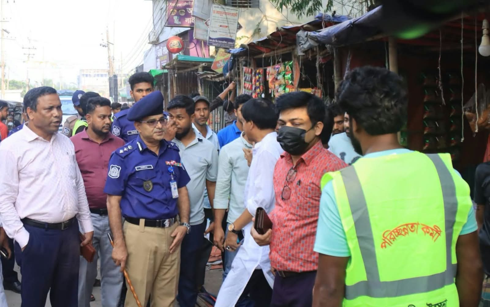 মাইজদী হাসপাতাল রোডে উচ্ছেদ অভিযান, শেষ হতে না হতেই ফের হকারদের দখল