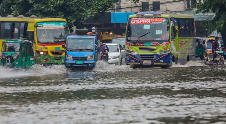রাজধানীর বেইলি রোডে রোজাদারদের জন্য দোকানীরা রকমারি ইফতার সামগ্রীর ক্রয়‌ করছে ক্রেতারা 